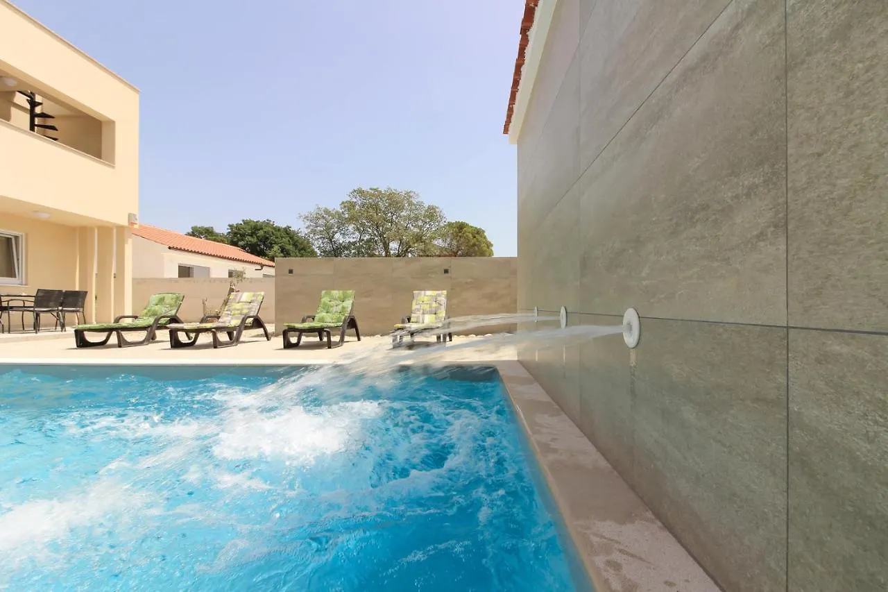 Villa Sunshine With Private Hydromassage Pool Near The Beach بيروغ