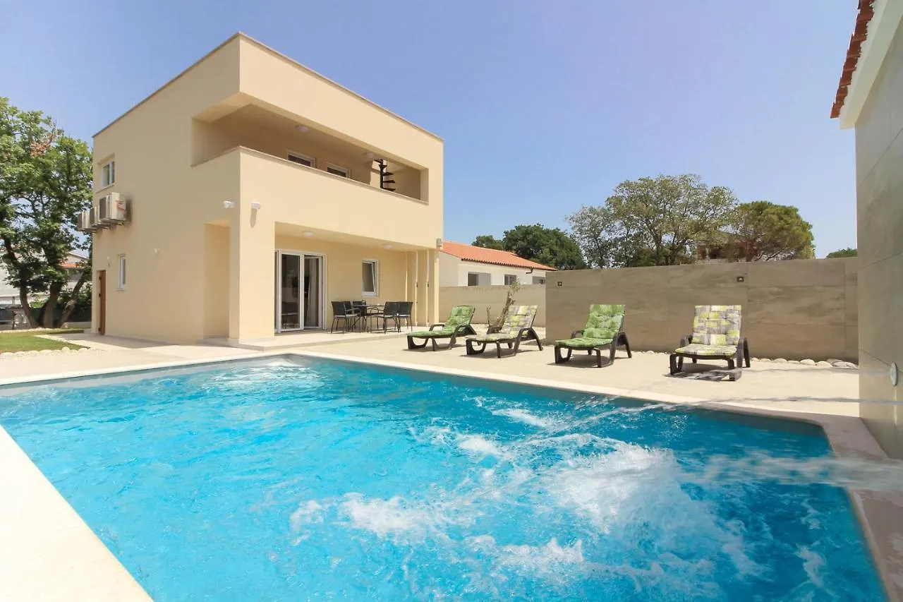 Villa Sunshine With Private Hydromassage Pool Near The Beach بيروغ