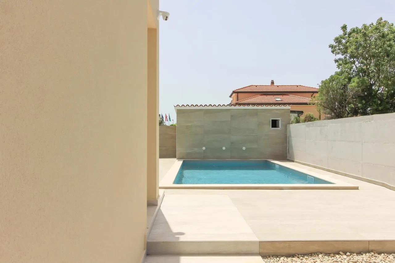 Villa Sunshine With Private Hydromassage Pool Near The Beach بيروغ