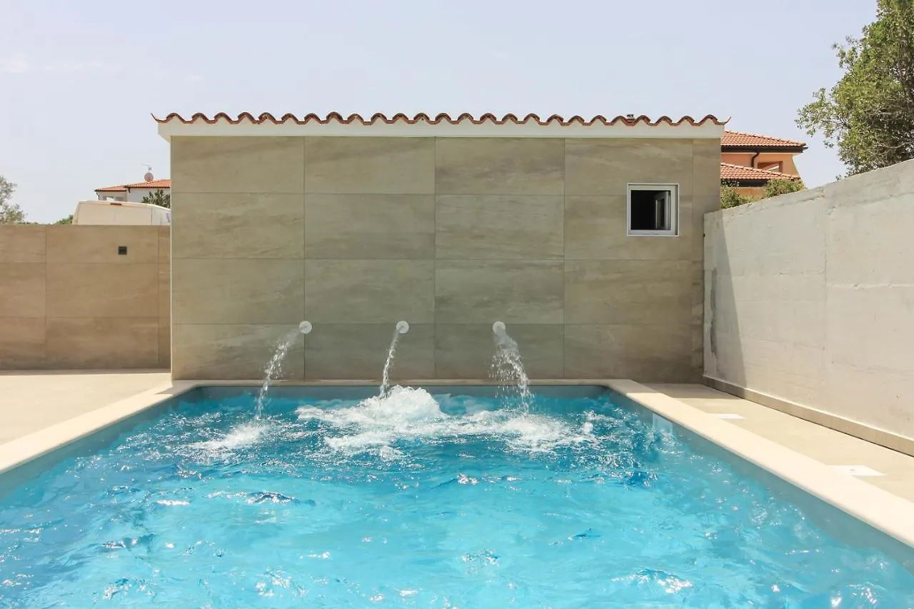 Villa Sunshine With Private Hydromassage Pool Near The Beach بيروغ