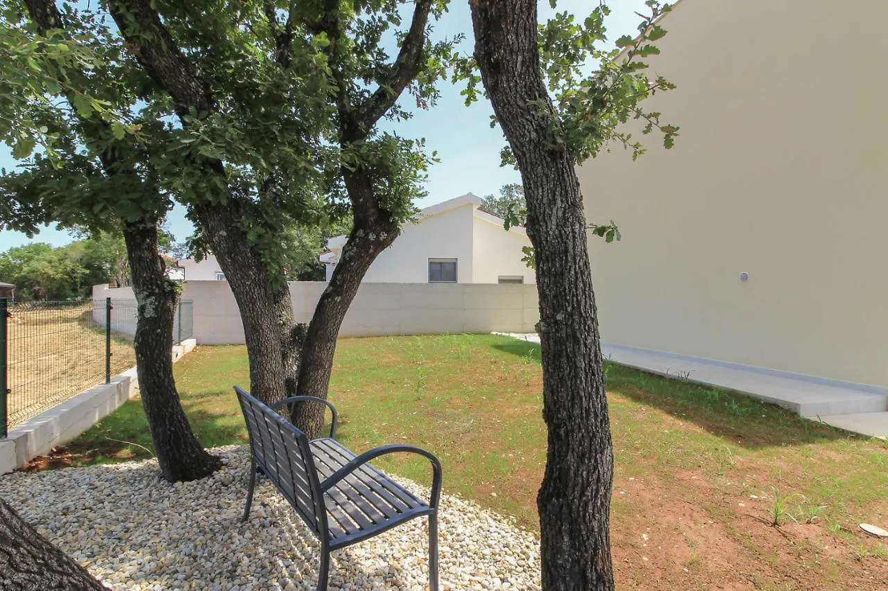 Villa Sunshine With Private Hydromassage Pool Near The Beach Peroj