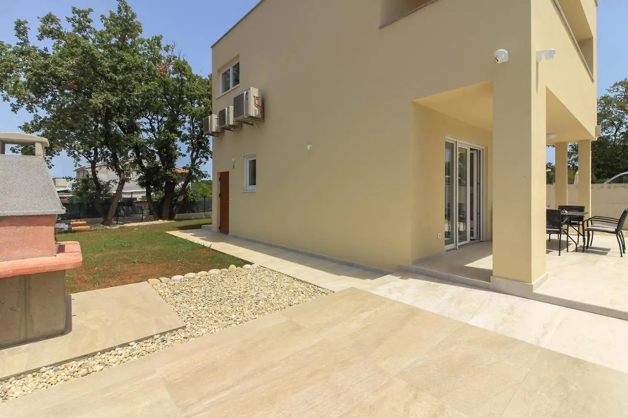 Villa Sunshine With Private Hydromassage Pool Near The Beach بيروغ