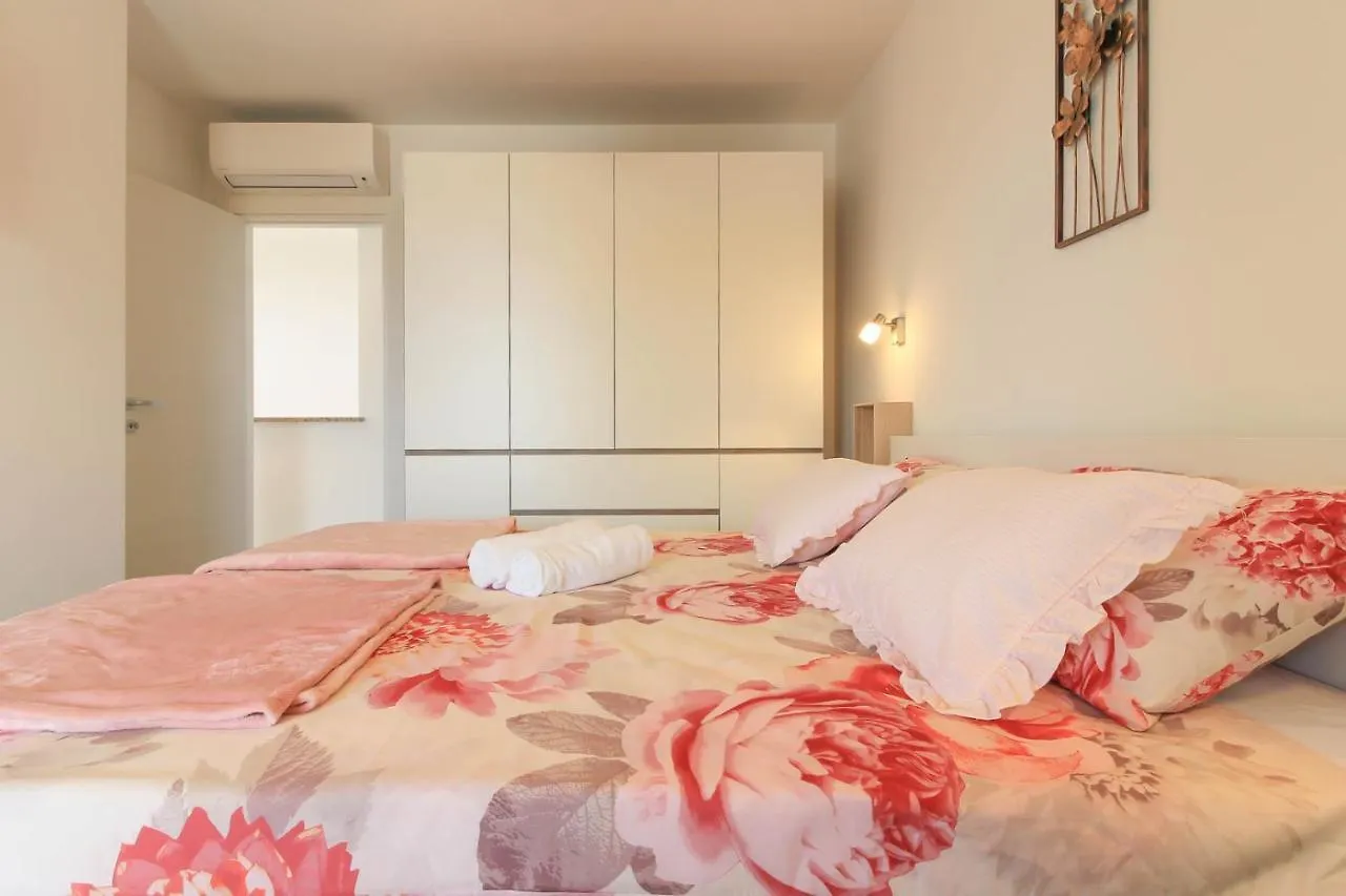 Villa Sunshine With Private Hydromassage Pool Near The Beach بيروغ 0*,