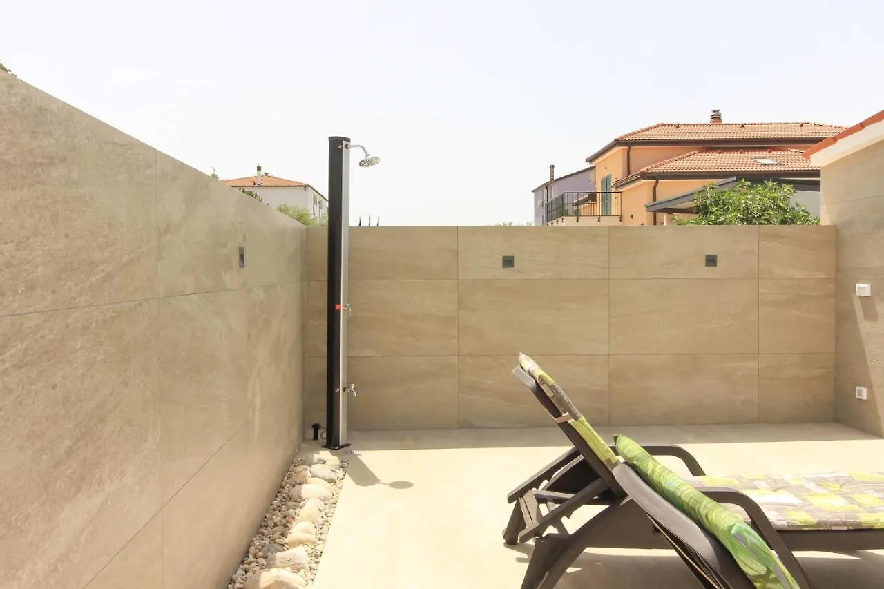 Villa Sunshine With Private Hydromassage Pool Near The Beach Peroj