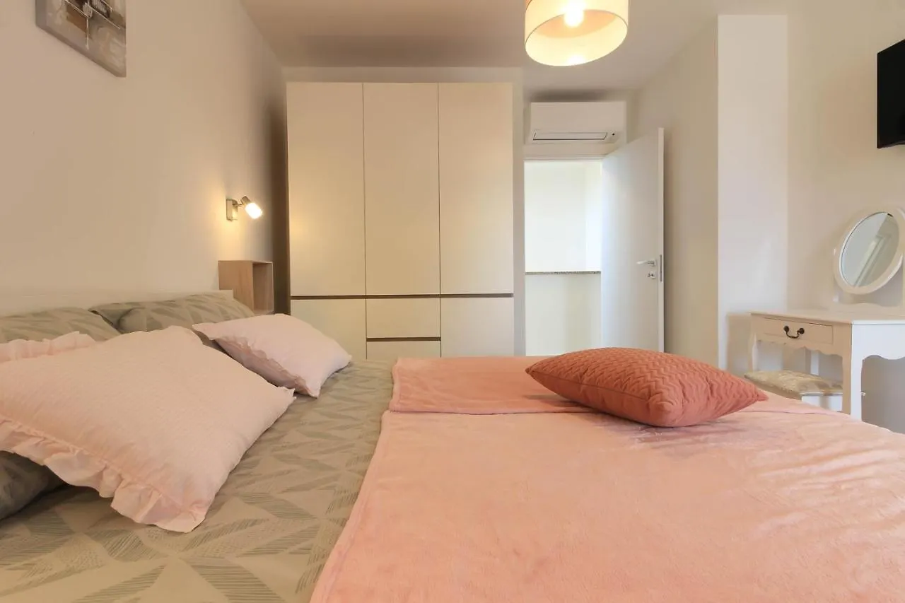 Villa Sunshine With Private Hydromassage Pool Near The Beach Peroj
