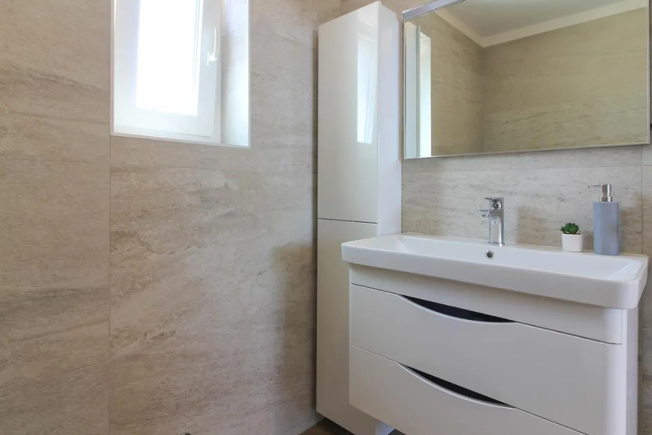 Villa Sunshine With Private Hydromassage Pool Near The Beach Peroj