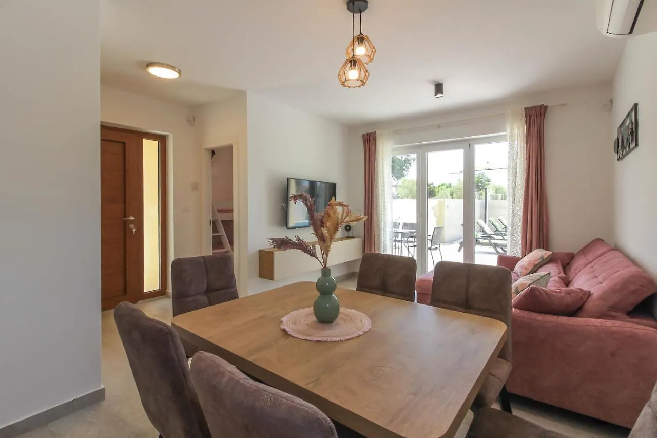Villa Sunshine With Private Hydromassage Pool Near The Beach بيروغ كرواتيا