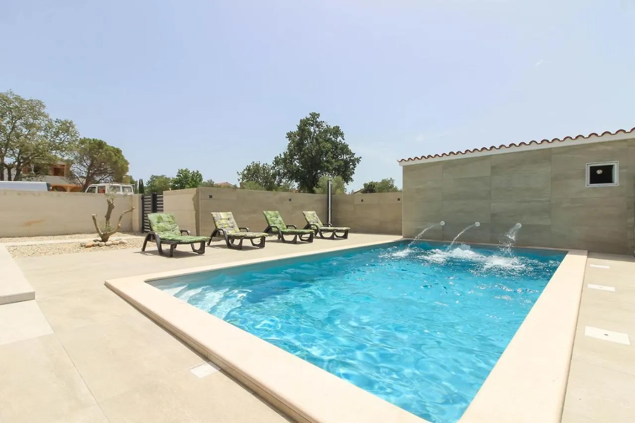 Villa Sunshine With Private Hydromassage Pool Near The Beach بيروغ
